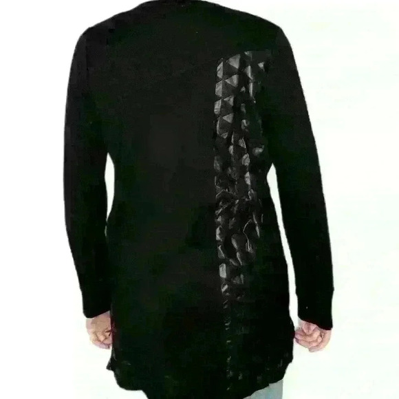 Black top🖤 - Picture 2 of 4